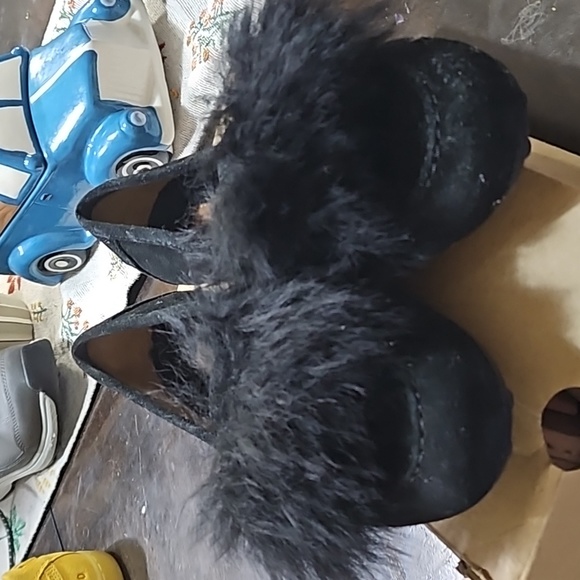 Black ugg slides with pom poms brand new never worn woman size 7 shoe - Picture 5 of 10